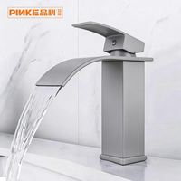 Robinet de lavabo moderne gris en acier inoxydable à poignée unique, compact et peu encombrant, à poser sur le comptoir, avec design cascade à profil mince