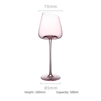 Flûtes à champagne élégantes en verre rose cristal avec base concave inclinée et design de gobelet, motif flamant rose