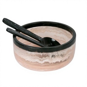 Ensemble de bols de service jetables en résine époxy polie rose et noire, grand format, écologique, style américain contemporain, en stock pour le camping - Product Image 1