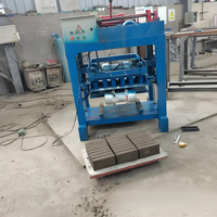 Machine de moulage automatique portable pour briques creuses en béton, modèle QT4, pour blocs emboîtables, avec moteur PLC et engrenages à roulements, en état neuf