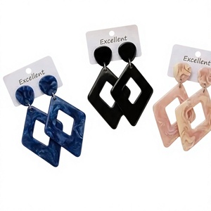 Boucles d'oreilles créoles uniques et élégantes en résine acrylique jaune, fantaisie avec perles d'imitation, bijoux de mode de qualité supérieure pour femme, idéales pour les soirées - Product Image 3
