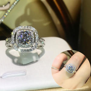 Anello da Donna F894 in Oro Bianco con Diamante Taglio Cushion, Anello di Fidanzamento con Diamante Naturale Colore D e Pietre Laterali - Product Image 2