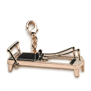 Llavero de metal personalizado para Pilates Reformer, colgante esmaltado para bolso de fitness, regalo promocional de recuerdo para instructor de gimnasio en oro rosa - Product Image 1