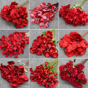 ช่อดอกไม้แต่งงานสีแดงไหม โรแมนติกและสง่างาม สำหรับตกแต่งสถานที่ โรงแรม ล็อบบี้ งานเลี้ยง ใช้ได้ทั้งภายนอก/ภายใน - Product Image 1