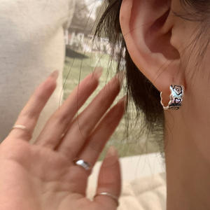 Pendientes de Metal con Diseño de Flor de Amor para Mujer, con Diseño Simple y Combinación Perfecta, Venta al por Mayor - Product Image 3