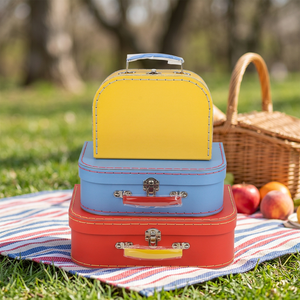 Juego de caja de maleta de cartón vintage personalizable con asa para regalos de niños Patrón de logotipo e impresión 4C para embalaje - Product Image 2