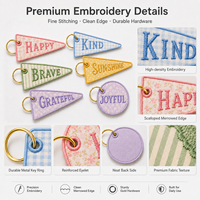 Breloques de sac brodées personnalisées en gros, porte-clés triangulaires, étiquettes de logo personnalisées, fournisseur OEM ODM
