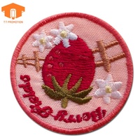 Patch brodé blanc personnalisé en forme de crâne, bord surjeté, thermocollant ou à coudre, support sergé, pour vêtements de motard, applique en gros