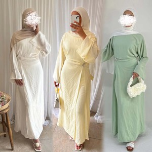 <span class=keywords><strong>Abaya</strong></span> Sharut all'Ingrosso di Dubai, Abito Musulmano Modesto di Lusso da Donna per Eid, Elegante Maxi Abito Estivo Giallo Burro in Morbido Crêpe con Spilla - Product Image 1
