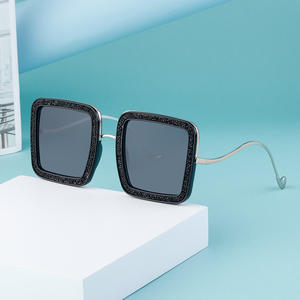 Lunettes de soleil carrées surdimensionnées de style européen pour femmes, monture noire en strass, protection UV400, monture en métal PC ZS 82202 - Product Image 3