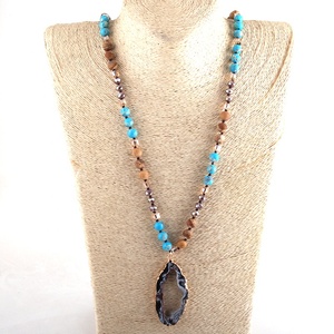 สร้อยคอจี้หินดรูซี่ทรงยาวแบบไม่สมมาตร ประดับคริสตัลสีน้ำตาลและหินธรรมชาติแบบอิมพีเรียล - Product Image 4