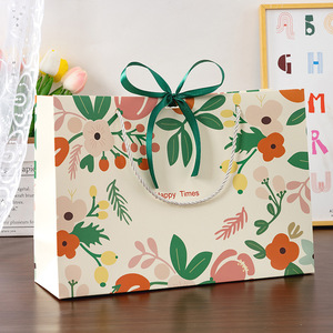 Sac cadeau luxueux personnalisable, sac de shopping pour les magasins de vêtements, plusieurs tailles, impression florale colorée, poignées en ficelle. - Product Image 1