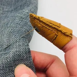 Costura cubierta de dedo dedal de cuero manga acolchada protección de dedo herramientas de costura de retales hechas a mano para el hogar