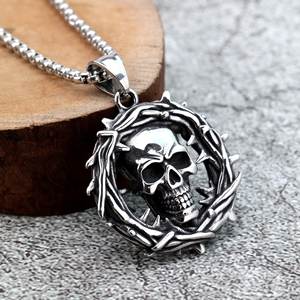 Colgante de calavera de acero inoxidable con corona de espinas, collar de estilo punk para hombre, joyería de moda, regalo para combinar con ropa - Product Image 2