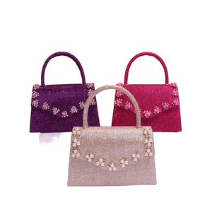 Bolso de Noche Elegante con Detalles Florales, Cadenas, Material de Poliéster, Capacidad de 1-1.9L, Cierre de Solapa, Talla M, Gran Venta - Product Image 1