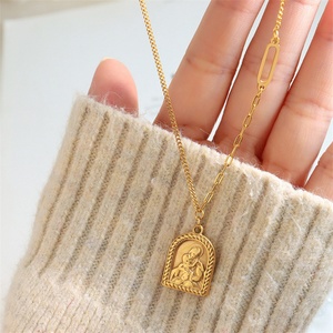 Collar con Colgante Geométrico de Figura Humana Chapado en Oro de 18k, Joyería al por Mayor que No se Deslustra - Product Image 2