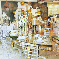 Table Serpentine Moderne de Luxe pour Hôtels, Cadre en Acier Inoxydable Doré, Plateau en Verre Trempé, Écologique et Durable pour Mariages