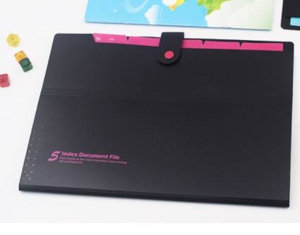 สีดำและสีแดงกุหลาบ