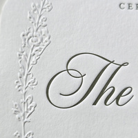 Élégante carte d'invitation de mariage en papier blanc, motif floral 3D en relief, impression typographique, avec pompon pour table