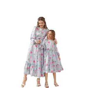 KY с рукавами-фонариками с цветочным принтом и рюшами подол платья в одном стиле для мамы и дочки; Платья для девочек