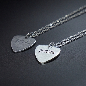 Collar con colgante de púa de guitarra de metal para regalo de amantes de la guitarra - Product Image 4