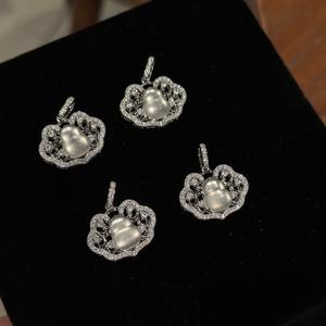 Collar con Colgante de Plata Pura S925, Estilo Palacio Retro, Trébol de Cuatro Hojas Blanco de Alta Gama, Relieve Geométrico de Lujo Ligero - Product Image 3