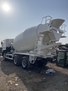 Camión mezclador Hino 700, camión de maquinaria de construcción usado de alta calidad. - Product Image 6