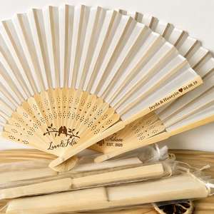 Abanicos Plegables de Madera Rústica Grabados Personalizados (21x37cm, 2.5cm de Grosor) al por Mayor, Recuerdos Personalizados para Invitados de Bodas y Fiestas - Product Image 2
