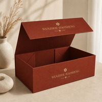 Boîte cadeau magnétique rigide rouge brique mate personnalisée avec logo en feuille d'or et insert amovible pour l'emballage de bijoux et de montres
