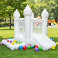 Maison de rebond gonflable blanche pour fêtes en plein air château sautant plein d'entrain de mariage avec toboggan pour location de maison de rebond