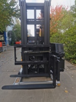 Chariot élévateur transpalette électrique KUDAT à trois voies 4x4 à mât triphasé (types à conducteur debout) avec batterie lithium-ion pour entrepôt