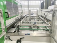 Machine de découpe automatique de carton ondulé à lit plat de haute qualité avec décapant