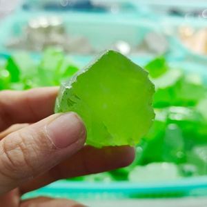 Zirconia cúbica en bruto CZ sintética verde manzana, precio al por mayor, materia prima sin cortar para la fabricación de joyas de piedras preciosas sueltas - Product Image 5