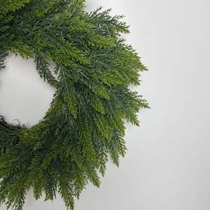 พวงหรีดคริสต์มาสแบบดั้งเดิมขนาด 50 ซม. ที่เต็มไปด้วยความเขียวขจี พร้อมกิ่งไม้ 60 กิ่ง เหมาะสำหรับตกแต่งเทศกาลคริสต์มาสในทุกพื้นที่ - Product Image 5