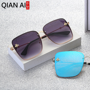 Gafas de Sol Cuadradas Modernas Qianai, Montura Dorada, Decoración de Abeja, Unisex, Protección UV, Lentes con Película Rosa Azul Hielo, Lentes AC - Product Image 1