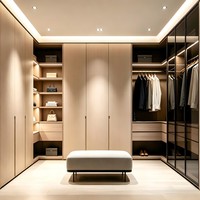 Armarios empotrados a medida con puertas de fibra de densidad media y vidrio en un diseño moderno para dormitorio