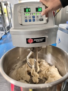 Chất lượng cao công nghiệp tự động Heavy Duty điện bánh mì bột trộn máy 50kg xoắn ốc bột trộn - Product Image 5