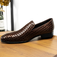 Chaussures en cuir tissé tendance, chaussures décontractées, chaussures en cuir véritable, conçues par un professionnel, fabriquées à la main.