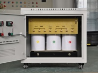 Transformateur abaisseur triphasé isolé SG, convertissant 380V triphasé en 230V triphasé avec tension personnalisée