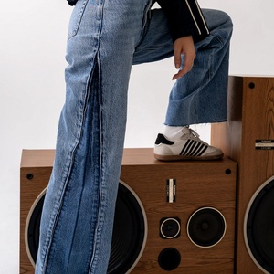 Jean baggy en denim pour femme, taille mi-haute, coupe large, délavé bleu contrastant, avec logo personnalisé du fabricant - Product Image 2