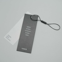 Étiquettes de vêtements personnalisées haut de gamme en papier écologique avec logos sur mesure pour sacs