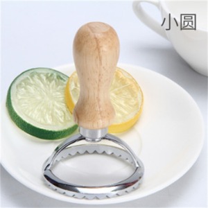 <span class=keywords><strong>Emporte</strong></span>-pièce en alliage de zinc de forme irrégulière avec poignée en bois, outil de cuisson pour snacks et <span class=keywords><strong>emporte</strong></span>-pièces à raviolis, origine Chine - Product Image 4