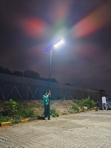 Lampadaire LED intégré extérieur 200W IP65 solaire pour route et jardin avec capteur de mouvement radar PIR et alimentation par batterie - Product Image 2