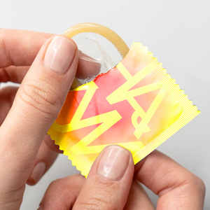 Kunden spezifisch bedruckter PET-Kunststoff-Sichtschutz beutel Laminierte Aluminium folie Kondom verpackungen Zwickel tasche für sichere diskrete Aufbewahrung - Product Image 4