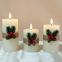 Ensemble de 3 bougies pilier de Noël, bougies LED à rayures verticales avec cône de pin et fleur séchée rouge, décoration de Noël pour la maison et cadeau