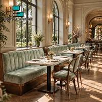 Ensemble de sièges de restaurant personnalisables en velours vert, table à manger en marbre, chaises en bois, fabricant OEM, fournisseur de projets en gros