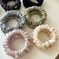 Chouchous en satin à volants couleur unie avec logo personnalisé, élastiques souples et très résistants, accessoires pour cheveux pour femmes et filles