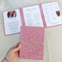 Livre d'invitation de mariage à trois volets avec couverture en velours de luxe, estampage à chaud doré personnalisé, programme et menu de mariage