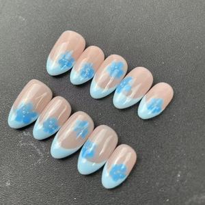 <span class=keywords><strong>Uñas</strong></span> Postizas Hechas a Mano de Alta Calidad al por Mayor, Forma de Almendra, Estilo Francés con Flores Ombré Pintadas a Mano en <span class=keywords><strong>Azul</strong></span>, Reutilizables - Product Image 4