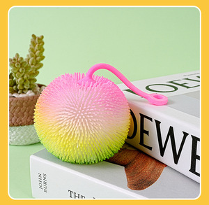 Juguetes de Plástico con Diseño de Dibujos Animados, Bolas de Pelo Brillantes para Niños, Juguetes Electrónicos de Descompresión con Luces Intermitentes y Diseño Suave para Apretar - Product Image 6